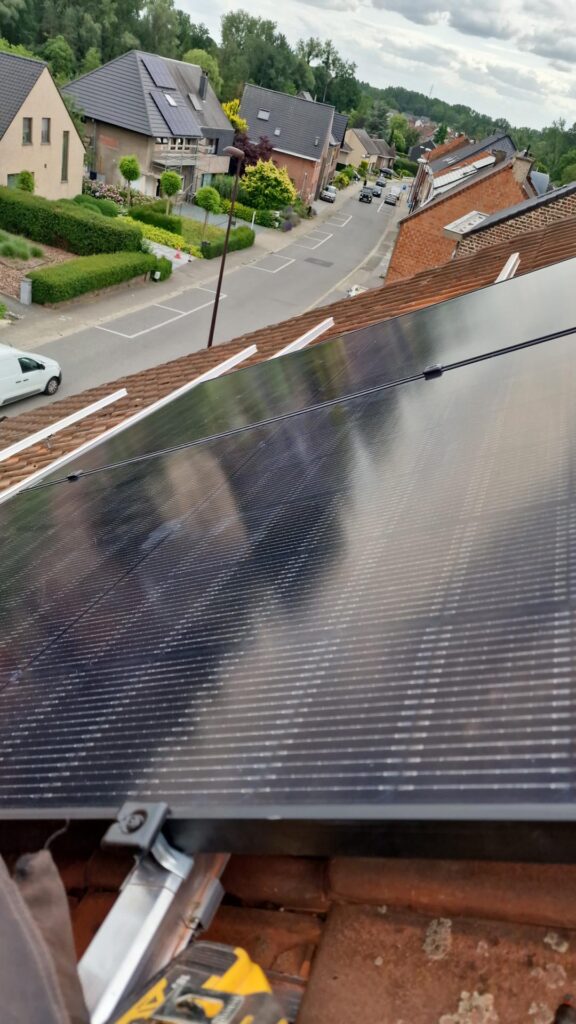 zonnepanelen op hellend dak installeren